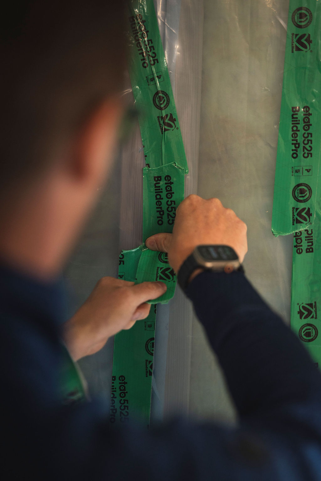 Tekniker mäter lufttäthet på byggplats i Örebro