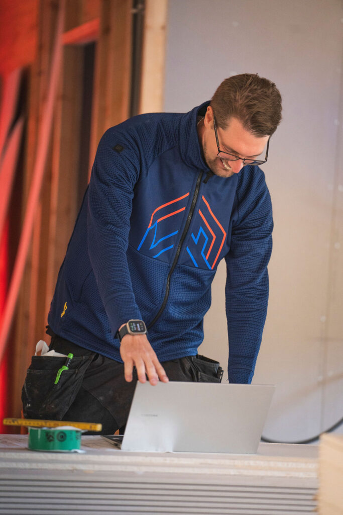 Fackman kontrollerar byggmaterial och tätning under tätighetsprovning i Örebro