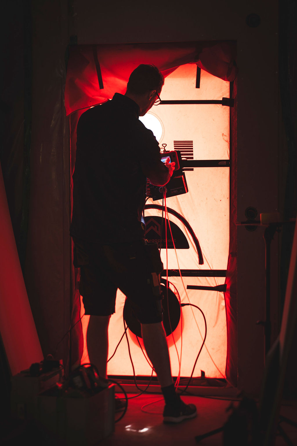 Ingenjör justerar utrustning för tätighetsprovning i Örebro