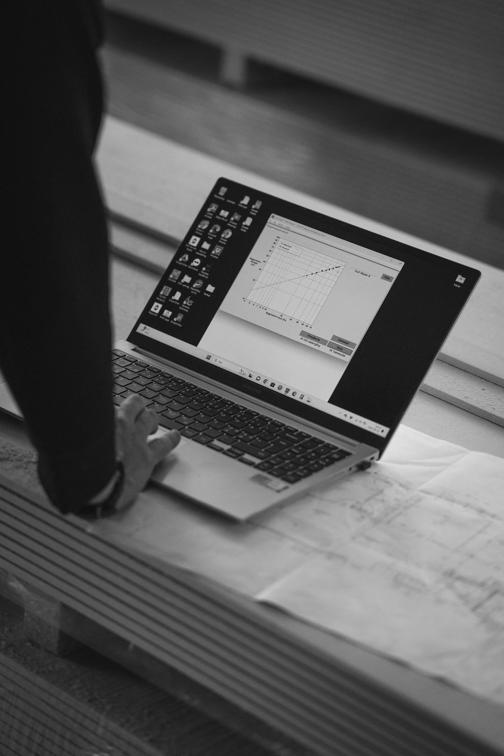 Närbild på tätighetsprovningsmätning med rök och sensorer i Örebro